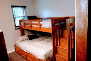 Poschodová posteľ alebo postele v izbe v ubytovaní Wisconsin Dells Cabin in the Woods - VLD0423