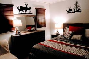 Een bed of bedden in een kamer bij Wisconsin Dells Cabin in the Woods - VLD0423