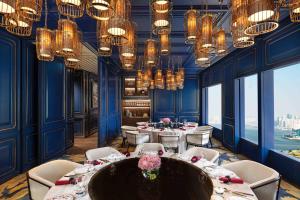 Um restaurante ou outro lugar para comer em Mandarin Oriental, Hong Kong