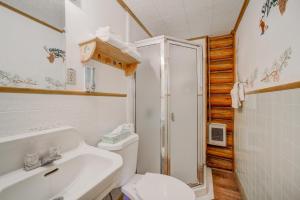 Un baño con inodoro, lavabo y ducha. en Sportsman's Lodge, en Ennis 96 fotos más