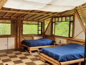 Voodi või voodid majutusasutuse Colibamboo Ecolodge Biocasa artesanal rodeada de naturaleza con jaccuzi y mucho más toas