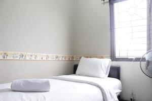 due letti in una stanza con finestra di Strategic & Cozy 2BR at Majesty Apartment near Maranatha Christian University By Travelio a Bandung