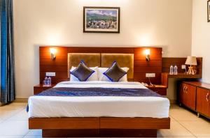 Postel nebo postele na pokoji v ubytování juSTa Palampur Resort & Convention Centre