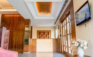TV a/nebo společenská místnost v ubytování juSTa Palampur Resort & Convention Centre