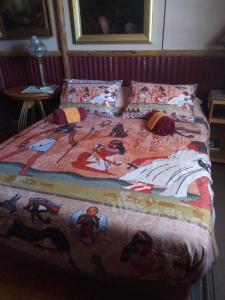 Una cama con un edredón con una foto. en La Loma del Chivo Llc - The Spirit room en Marathon