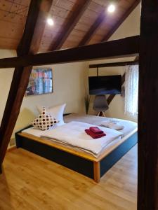 Ein Bett oder Betten in einem Zimmer der Unterkunft Zur Goldenen Kartoffel