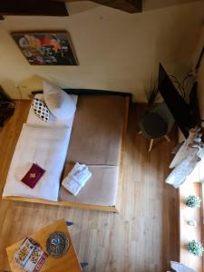 Ein Bett oder Betten in einem Zimmer der Unterkunft Zur Goldenen Kartoffel