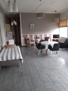 una camera con letto, tavolo e sedie di Wenceslas cobergher appartement I a Boutersem