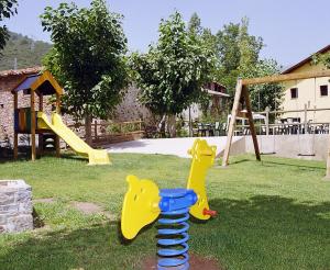 un parque con parque infantil con tobogán y columpios en Apartaments Beta, en Baro