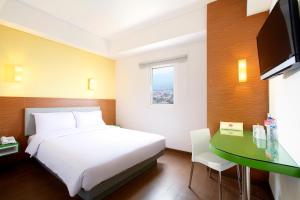Katil atau katil-katil dalam bilik di Amaris Hotel Pakuan Bogor