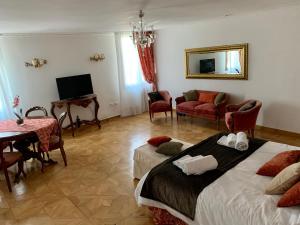 Habitación de hotel con 2 camas y sala de estar. en Riva De Biasio, en Venecia