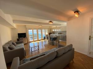 uma sala de estar com sofás, uma sala de jantar e uma cozinha em PROMENADE HOLIDAY - OLD TOWN PANORAMIC em Nice