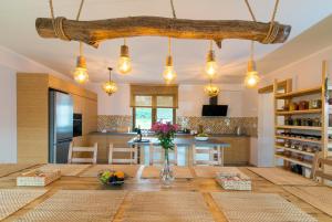 una cucina con soffitto in legno con luci di Nadwiślańskie Gniazdo a Lucimia