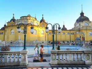 Un uomo e una donna in piedi davanti a un palazzo di Budapest beauty a Budapest