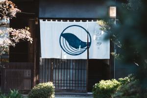 Certifikát, hodnocení, plakát nebo jiný dokument vystavený v ubytování クジラ別館