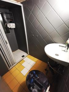ローマにあるCozy 59のバスルーム(黒いトイレ、シンク付)