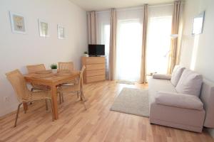 Telewizja i/lub zestaw kina domowego w obiekcie Apartamenty Świnoujście - Bałtycka