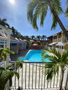 Het zwembad bij of vlak bij Appartement d'une chambre avec piscine partagee terrasse et wifi a Pointe Noire a 2 km de la plage