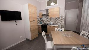 a kitchen and dining room with a table and chairs at Gioia del Mare in Il Monte
