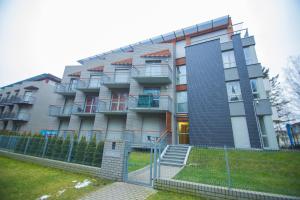 budynek z płotem przed nim w obiekcie Apartamenty Świnoujście - Bałtycka w Świnoujściu