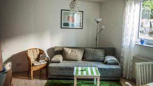 sala de estar con sofá y mesa en Schwalbe Hochdorf An der Hohlgasse en Friburgo de Brisgovia