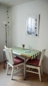 una mesa de comedor con una mesa y sillas verdes y blancas en Schwalbe Hochdorf An der Hohlgasse en Friburgo de Brisgovia