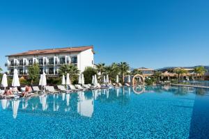 Бассейн в Akra Fethiye Tui Blue Sensatori - Ultra All Inclusive или поблизости