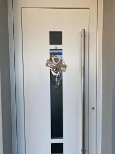 Drzwi ze znakiem wiszącym na nich w obiekcie Golf Residenz Längsee w mieście St. Georgen am Längsee