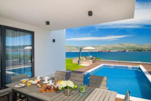 Výhled na bazén z ubytování Stunning Villa More on the Island of Čiovo nebo okolí