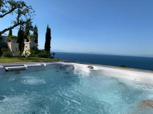 una piscina con l'oceano sullo sfondo di Agapanto Luxury Accommodation a Ischia