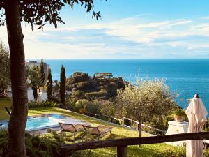 una casa con piscina vicino all'oceano di Agapanto Luxury Accommodation a Ischia