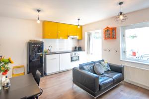 a living room with a couch and a kitchen at Zee & Zo in Zandvoort