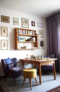 uma sala de estar com uma mesa e uma cadeira em Apartments Croatiansun em Sveti Filip i Jakov