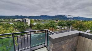 a balcony with a swimming pool and mountains in the background at 上雅居 in Sanxing