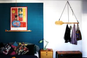 sala de estar con sofá y pared azul en Apartments Croatiansun, en Sveti Filip i Jakov