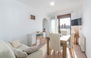 ein Wohnzimmer mit Tisch und ein Esszimmer in der Unterkunft Apartments Spinotti in Novigrad Istria