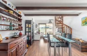 eine Küche mit Tisch und Stühlen und ein Esszimmer in der Unterkunft Apartments Spinotti in Novigrad Istria