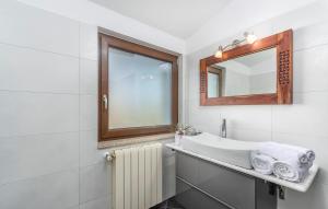 ein weißes Badezimmer mit Waschbecken und Spiegel in der Unterkunft Apartments Spinotti in Novigrad Istria