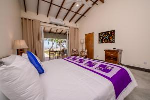 Postel nebo postele na pokoji v ubytování Arhimser Villa-superb 4 bedroom beachfront for 8 in Ranna, Tangalle, BB, pool, free pick up for 7 night stays arriving together, serviced, taxes included