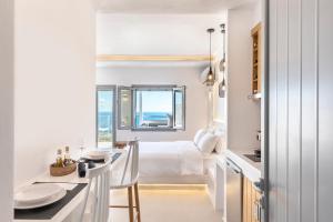 Gallery image of La Estrella 4 Suites with Sea View & 4 Prive Hot Tub in Vourvoulos