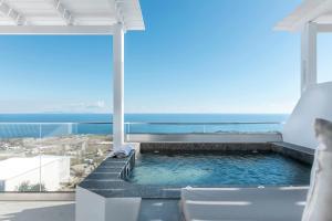 Bazén v ubytování La Estrella 4 Suites with Sea View & 4 Prive Hot Tub nebo v jeho okolí