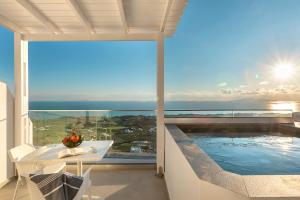 balcón con piscina y vistas al océano en La Estrella 4 Suites with Sea View & 4 Prive Hot Tub, en Vourvoúlos