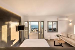 TV a/nebo společenská místnost v ubytování La Estrella 4 Suites with Sea View & 4 Prive Hot Tub