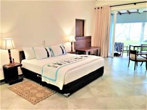 Postel nebo postele na pokoji v ubytování Arhimser Villa-superb 4 bedroom beachfront for 8 in Ranna, Tangalle, BB, pool, free pick up for 7 night stays arriving together, serviced, taxes included