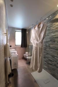 een badkamer met een badjas aan een muur bij Petit Chalet Blanc Cervinia in Breuil-Cervinia
