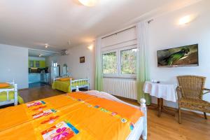 TV a/nebo společenská místnost v ubytování Adria Brela Apartments