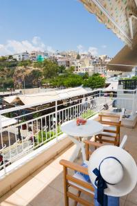 d'une table et de chaises sur un balcon avec vue sur la ville. dans l'établissement Straight to the Lake View Apartments, à Agios Nikolaos