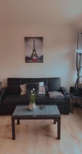 a living room with a couch and a coffee table at Modernes 2 Zimmer Appartment in Göttingen