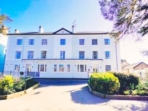 un edificio blanco con una valla delante en The Northwick Arms Hotel en Evesham