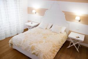 1 dormitorio con 1 cama y 2 mesitas de noche en Residenza Cantore, en Verona